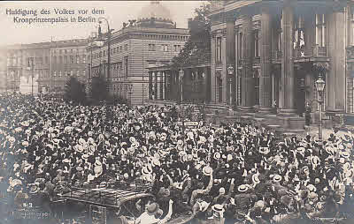 Huldigung des Volkes vor dem Kronprinzenpalais in Berlin