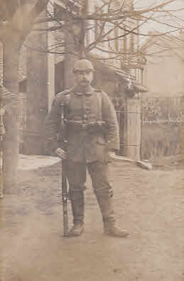 Soldat mit Pickelhaube und Karabiner mit Bajonett