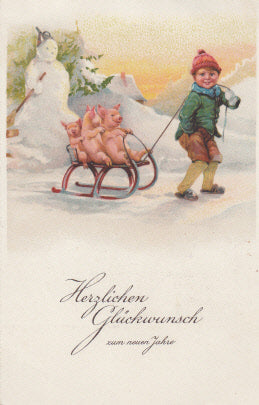Kind beim Schlitten ziehen mit Schweinen und Schneemann